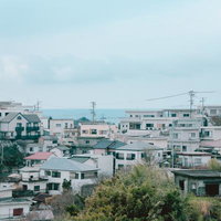 雑賀崎の海を望む静かな住宅街の家並みと青空の風景の写真