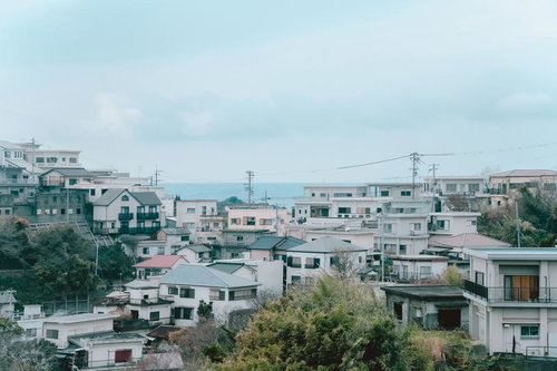 雑賀崎の海を望む静かな住宅街の家並みと青空の風景