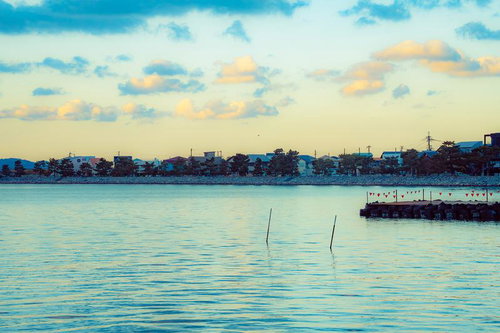 紀三井寺の海岸沿いに見る早朝の朝焼けと漁港の夜明け風景