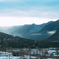 雪化粧した山並みと長野県大桑村の静かな集落の写真