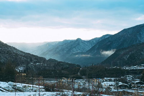 雪化粧した山並みと長野県大桑村の静かな集落