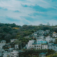 丘陵地に階段状に広がる和歌山の雑賀崎の住宅街の写真