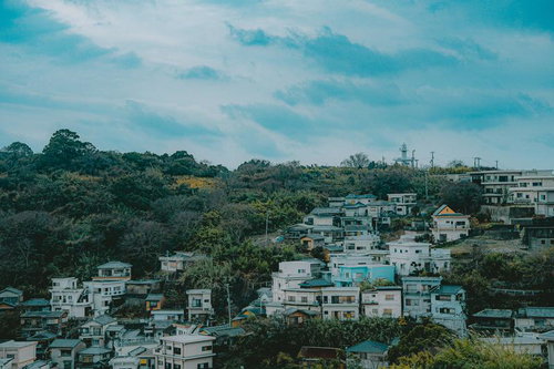 丘陵地に階段状に広がる和歌山の雑賀崎の住宅街