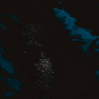 闇夜に浮かぶ妻籠宿の水路と石垣のライトアップ夜景の写真