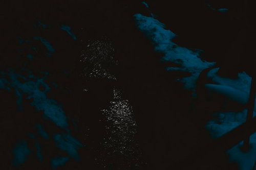 闇夜に浮かぶ妻籠宿の水路と石垣のライトアップ夜景