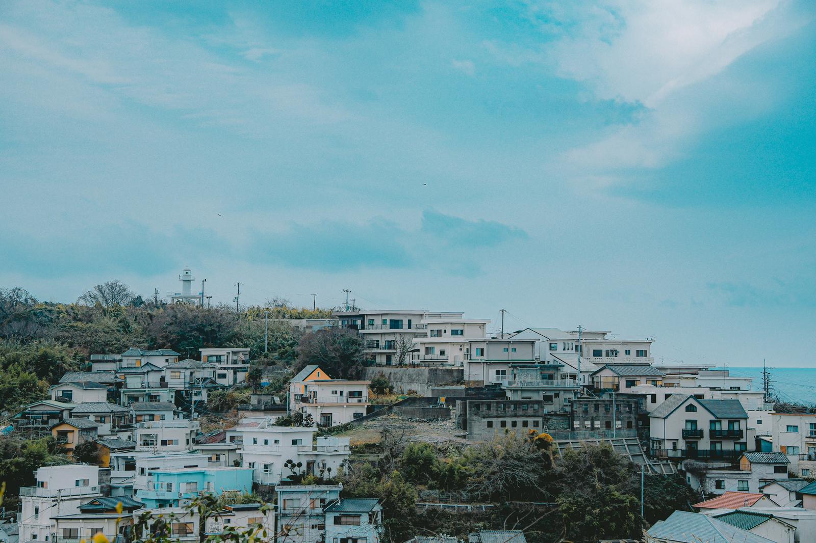 雑賀崎の坂道に建ち並ぶ住宅街と海を見下ろす高台からの眺め