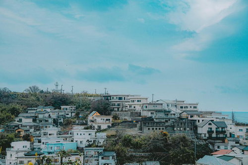 海を見守る住宅街の灯台のある風景