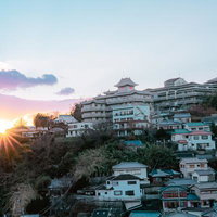 和歌浦の温泉街に沈む夕焼け、山の斜面に建つ旅館群の写真
