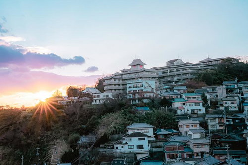 和歌浦の温泉街に沈む夕焼け、山の斜面に建つ旅館群