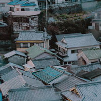 雑賀崎の住宅密集地を上から見た瓦屋根の町並みの写真