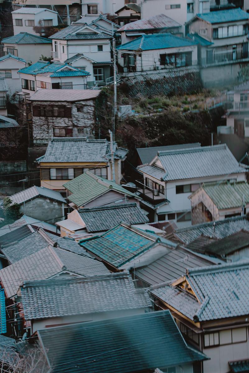 青緑色の瓦屋根が連なる雑賀崎の住宅密集地の俯瞰写真