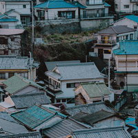 和歌山・雑賀崎の斜面に密集する伝統的な瓦屋根の家並みの写真