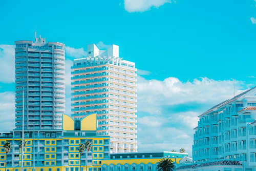 モダンなデザインと南国リゾート感が融合する和歌山マリーナシティ