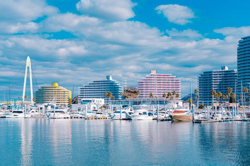 青空に映える和歌山マリーナシティのヨットハーバーと高層ホテル