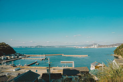塩津漁港の静かな海と遠くに広がる都市の景色