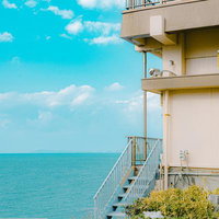 雑賀崎の坂道に広がる住宅街と電線の風景の写真