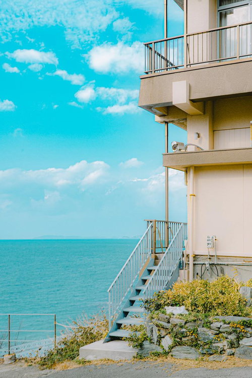 雑賀崎の坂道に広がる住宅街と電線の風景