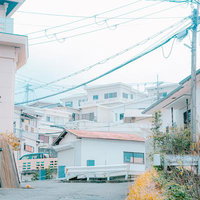 高台から望む雑賀崎の青い海と白い建物、港町の風景の写真