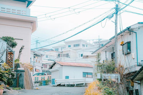 高台から望む雑賀崎の青い海と白い建物、港町の風景