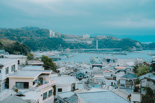 丘の上から見下ろした雑賀崎の住宅街と港町の海