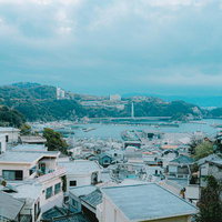 丘の上から見下ろした雑賀崎の住宅街と港町の海の写真