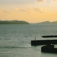 和歌山県和歌浦の防波堤に佇む人と夕焼けの景色の写真