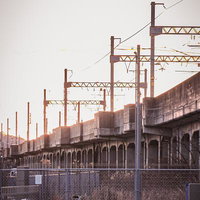 夕陽に染まる蒲郡駅の高架線と駐輪場の鉄道風景の写真