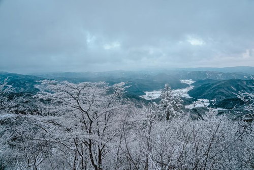 霞んだ山々が連なる冬景色
