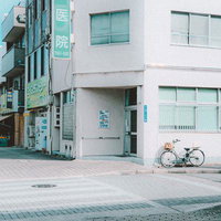 商店街の入口にある医院と街角の写真