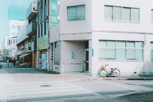 商店街の入口にある医院と街角の写真