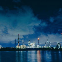 三重県四日市磯津突堤からの工場夜景と河口風景の写真