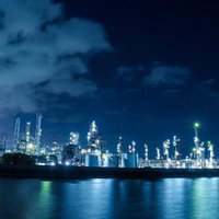 三重県四日市市大正橋からの工場夜景、石油化学コンビナートの夜間照明の写真