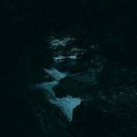 付知峡の激しい小川の流れ：岐阜県中津川の夜間ライトアップ渓流の写真