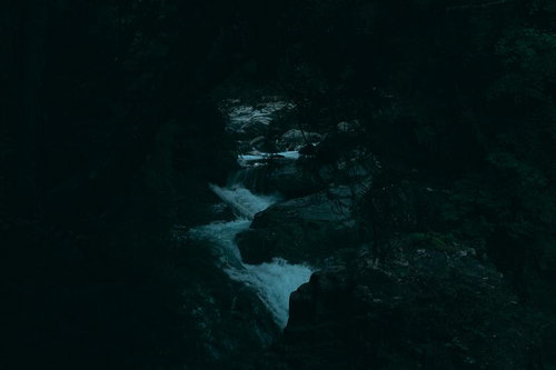 付知峡の激しい小川の流れ：岐阜県中津川の夜間ライトアップ渓流