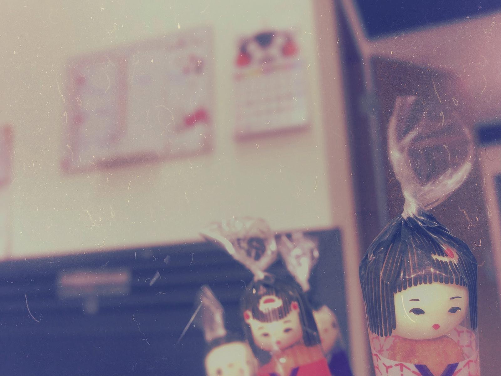 ひな祭りの飾りとアラレ菓子、こけしが写った写真