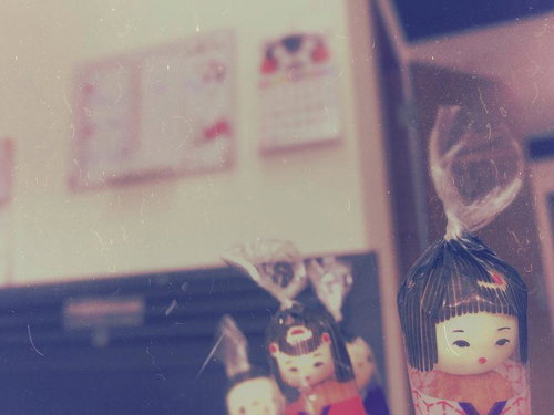 背景にぼんやり見えるひな祭りの飾りとアラレ菓子