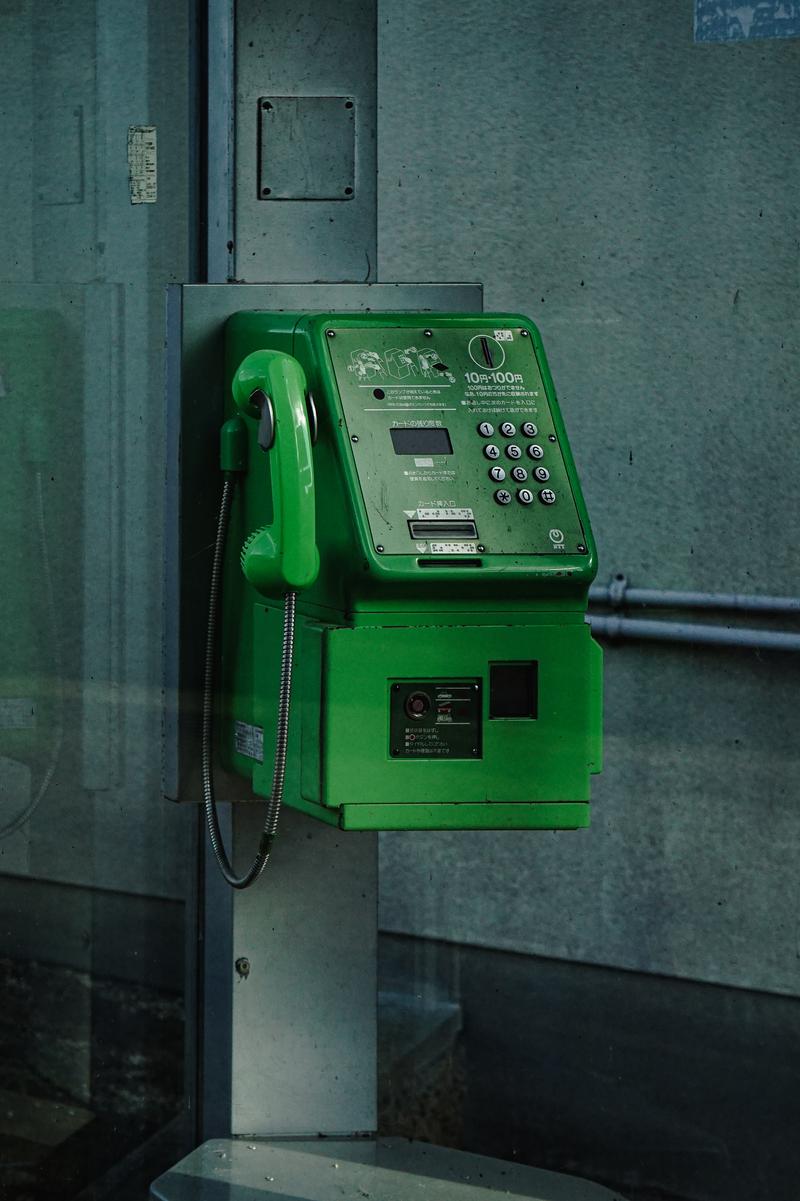 電話ボックス内の緑の公衆電話