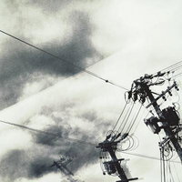 多重露光した電柱と曇り空の写真