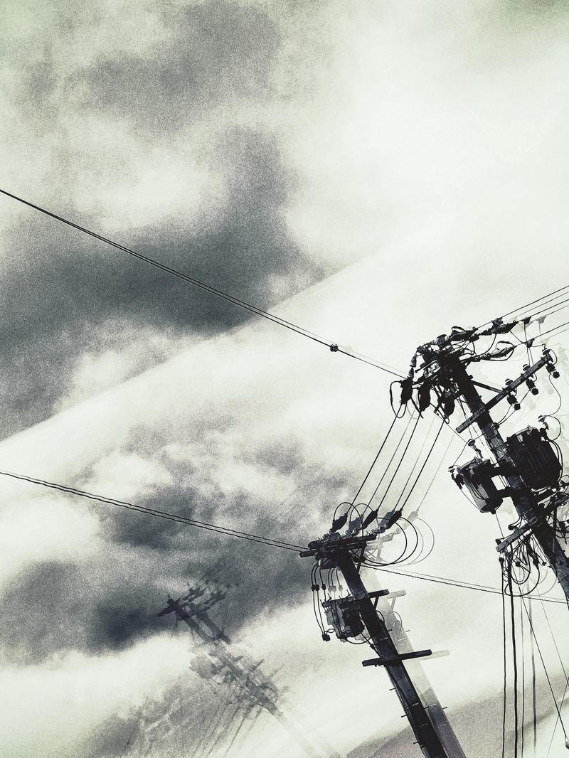 多重露光で重なった電柱と曇り空
