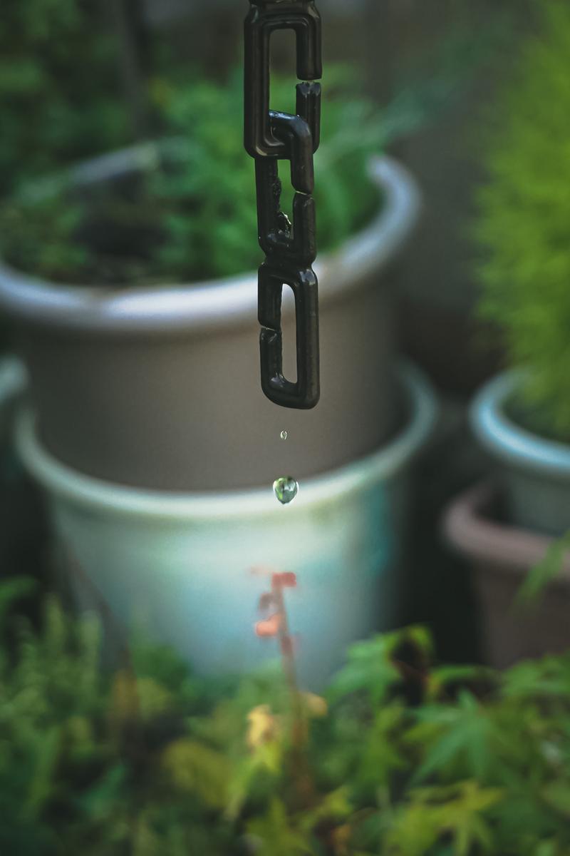 黒い鎖から水滴が落ちる瞬間