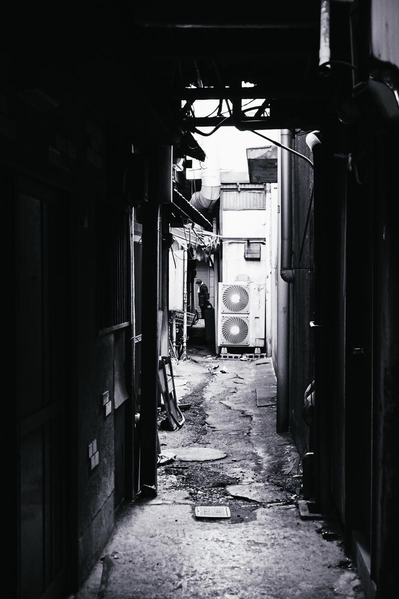 老朽化した建物に挟まれた狭い路地裏