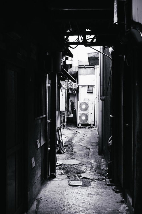 狭い路地裏を見上げたモノクロ写真で見る都市風景と建築