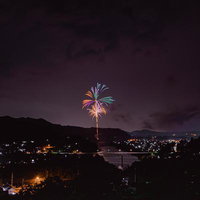 八百津町花火大会で夜空に輝く打ち上げ花火の写真