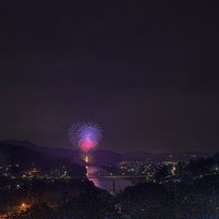 夜空に打ち上がる八百津町花火大会のピンク色の花火の写真