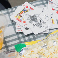 トランプとポテチ、オレンジジュースのゲームタイムの写真