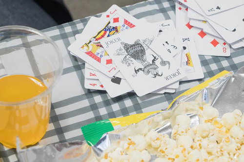 トランプとポテチ、オレンジジュースのゲームタイム