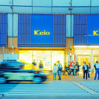 池袋駅前の商業施設と往来する人々の横断歩道の写真