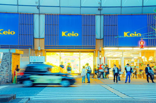 池袋駅前の商業施設と往来する人々の横断歩道