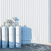 屋外に設置されたプロパンガスボンベと配管システムの写真