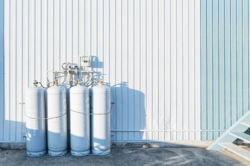 屋外に設置されたプロパンガスボンベと配管システム